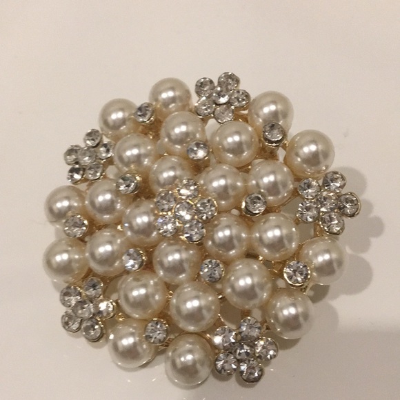 FASHION JEWELRY Women’s Pearl Brooch - Picture 2 of 4
